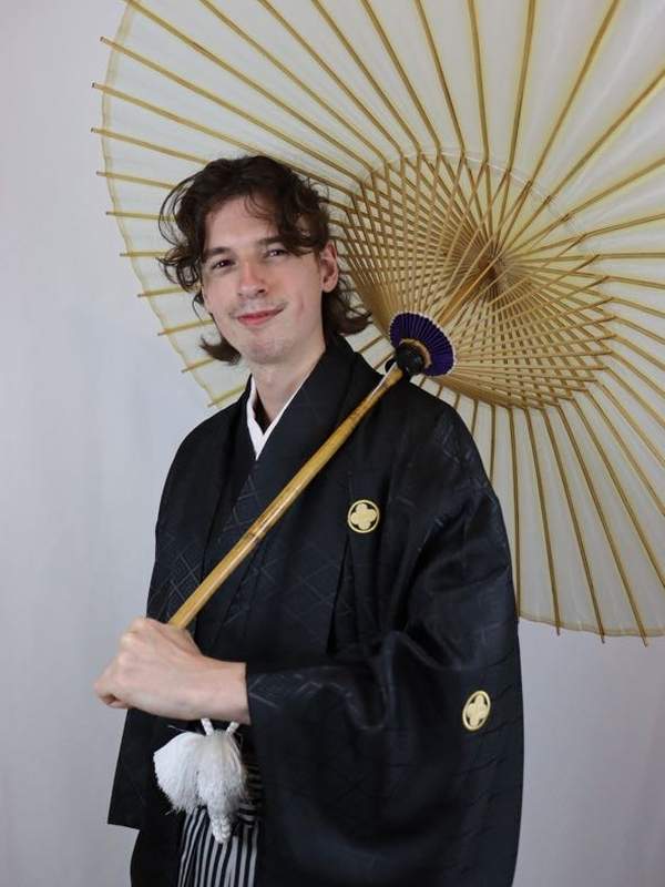 和傘と着物姿の男性