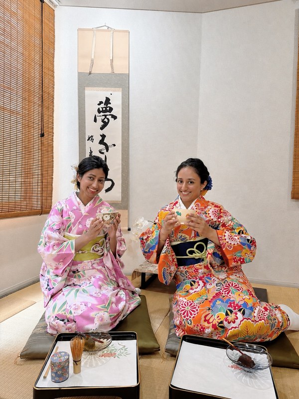 着物姿で抹茶を楽しむお客様