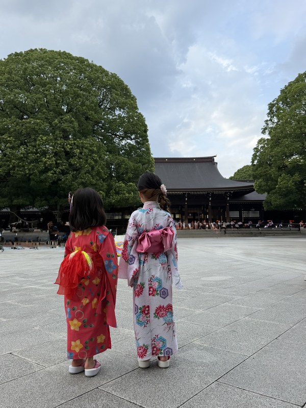 浴衣姿で明治神宮へ向かう仲良し二人組