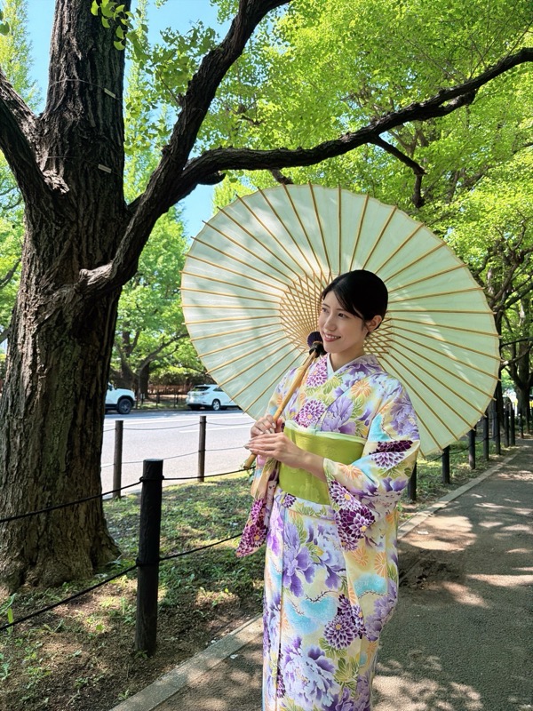 単衣の着物姿で日傘をさす女性