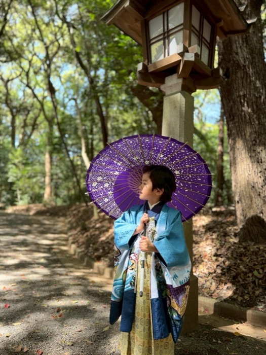 Boy in Shichigosan kimono holding a purple Japanese umbrella