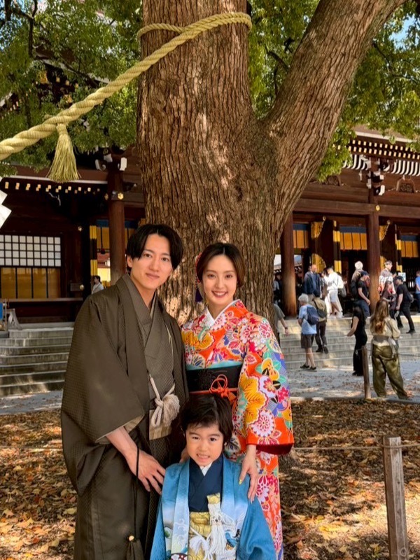 明治神宮で七五三をお祝いする家族の記念写真
