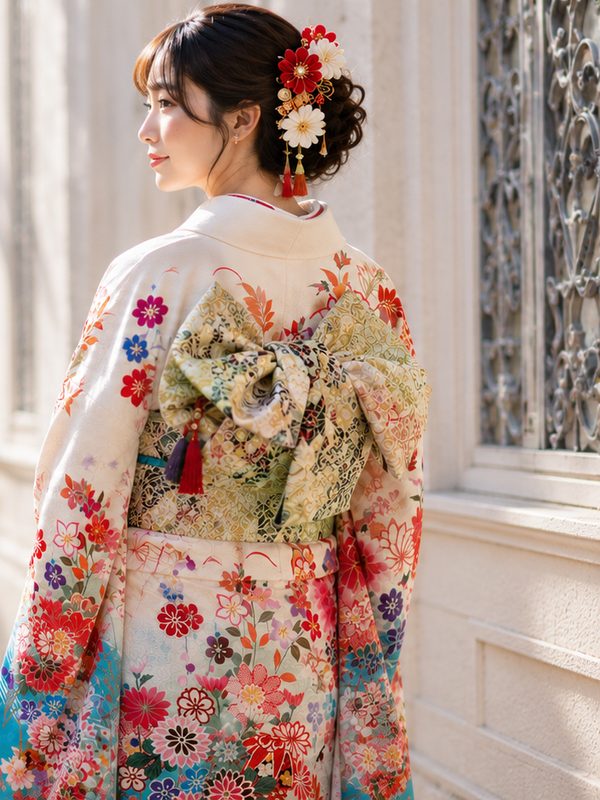 原宿・表参道の桜並木で振袖姿を見せる女性