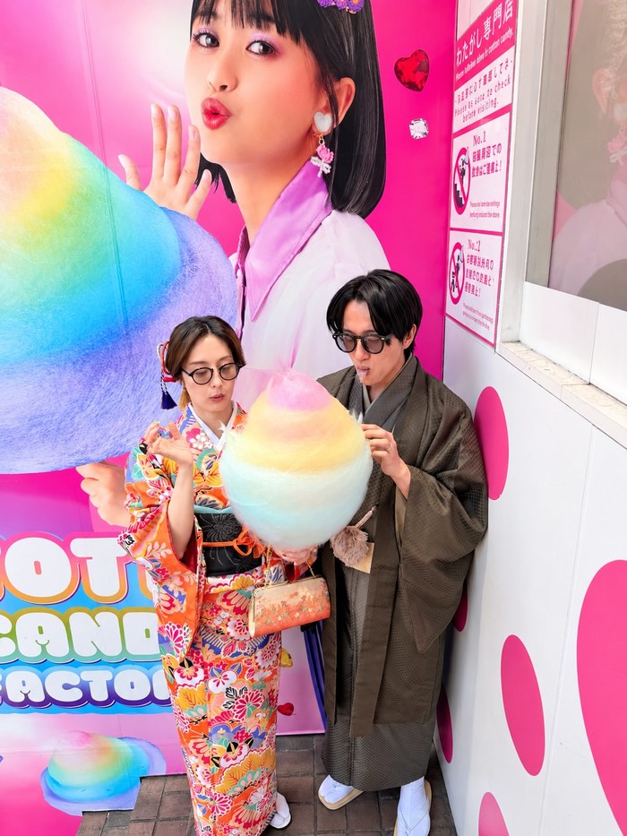 わたがしを楽しむ着物姿のカップル