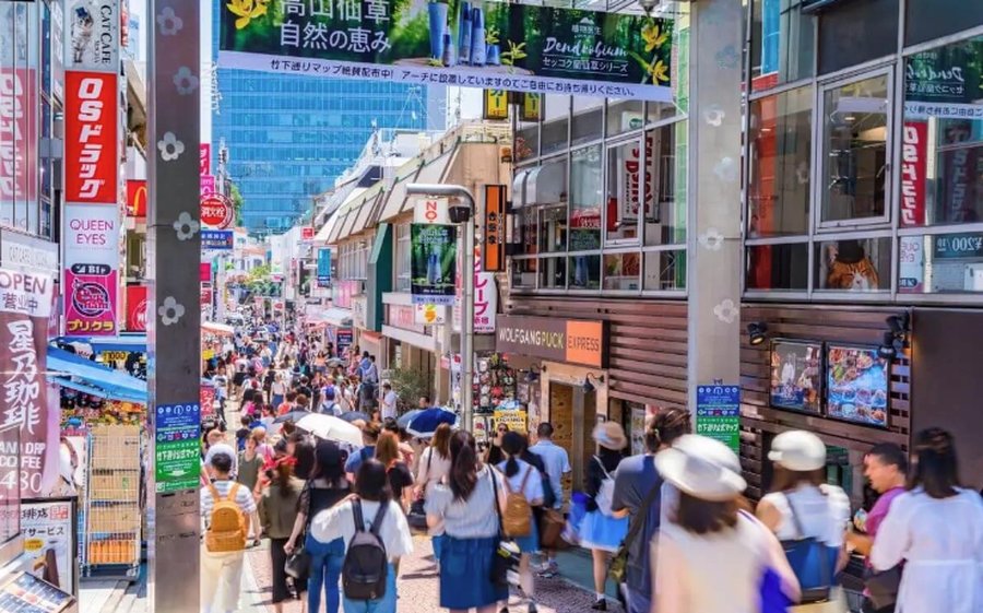 賑わう竹下通りを歩く人々