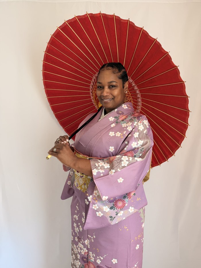 和傘を持ち着物を着た女性