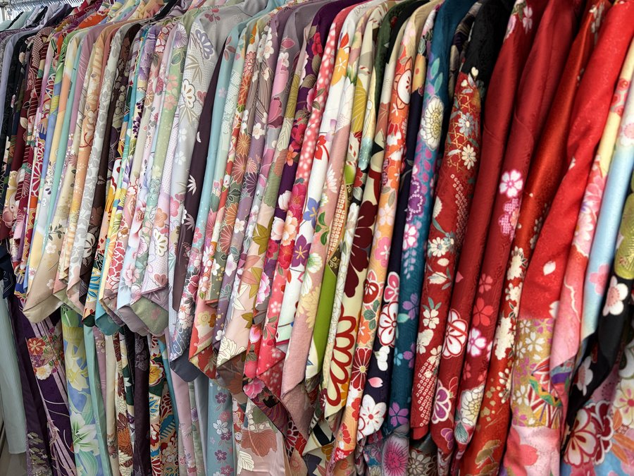 HARAJUKU KIMONO HOUSE店内にずらりと並ぶ色とりどりの着物