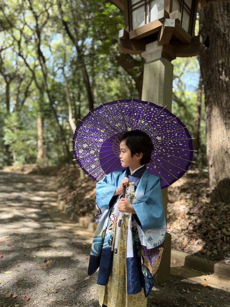 明治神宮で日傘を持つ七五三の男の子